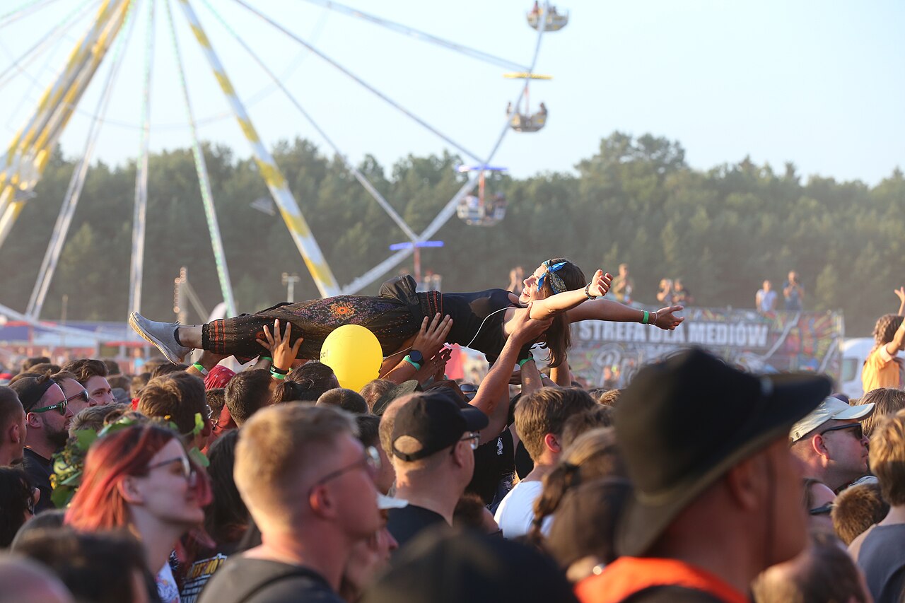 Jeunes festivaliers en plein crowd surfing